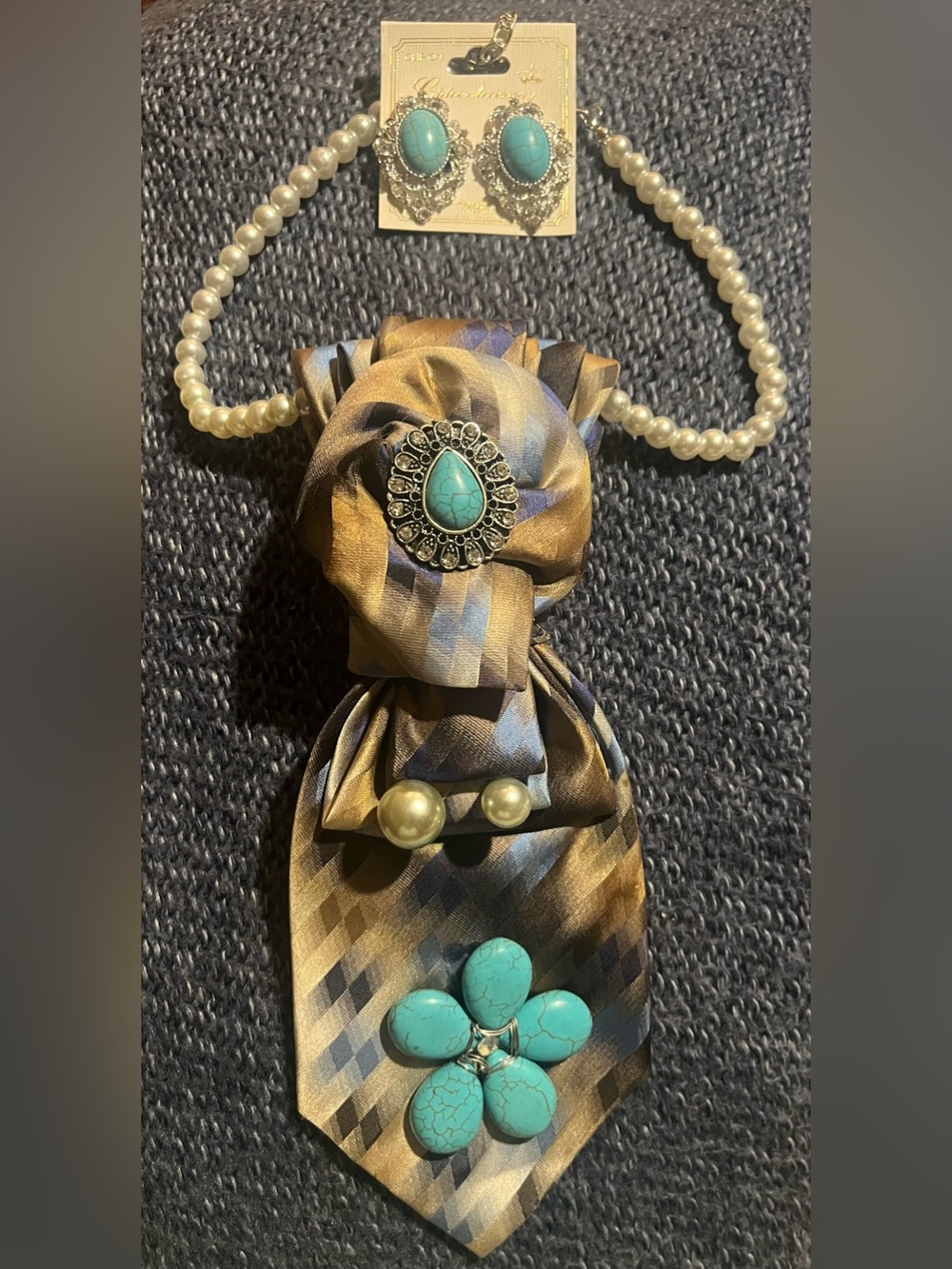 Neck tie with Turquoise & Pearl Brooches and matching earrings! A must have!